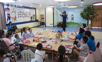 “眼镜哥哥”爱心行动捐赠仪式在上海举行，助力学生科教文具保障